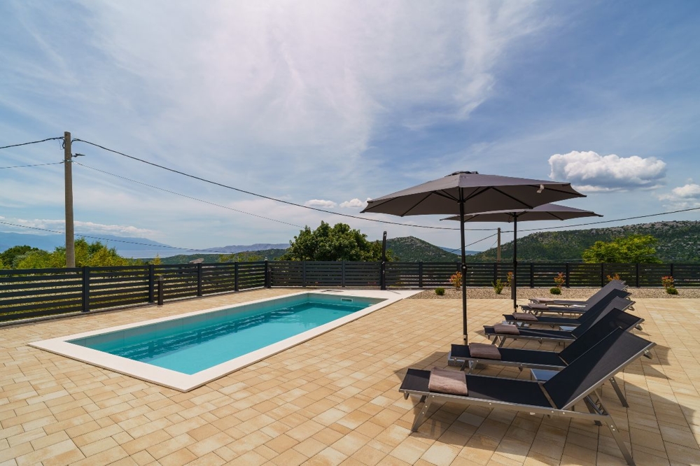 A horvátországi H3609 luxusingatlan napozóterasza és medencéje - Panorama Scouting.