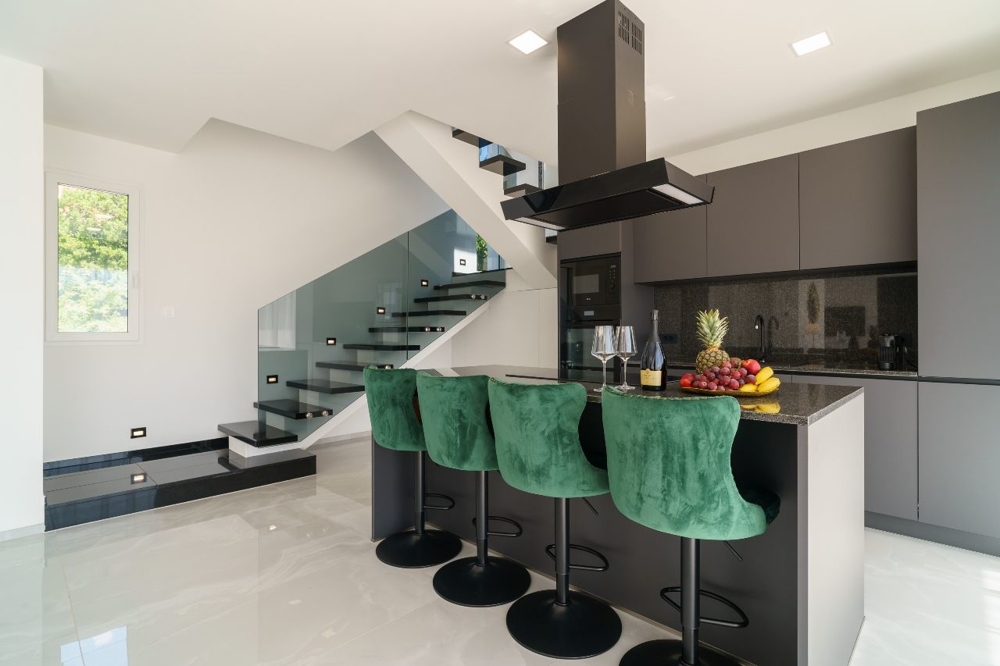 Modern konyha sziget- és bárszékekkel