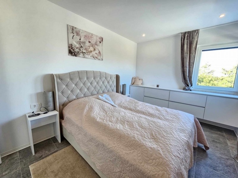 Az isztriai H3613 ingatlan kényelmes hálószobája.