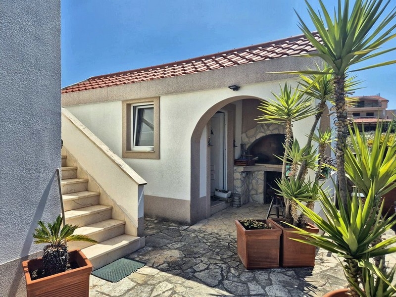 Bejárat és kilátás a nyári konyhára.