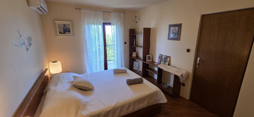 Hálószoba franciaággyal és kijárat a teraszra