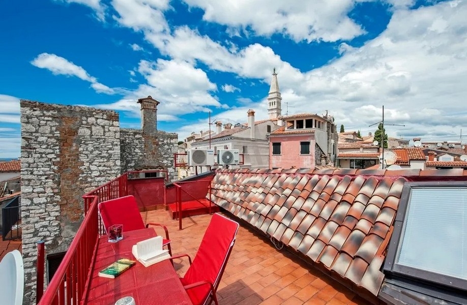 Tetőterasz városra néző kilátással a horvátországi H3629 ingatlanra.