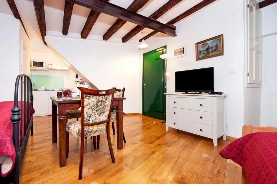 Stúdió fapadlóval, TV-vel és nyitott konyhával