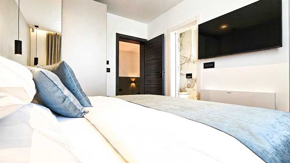 Hálószoba franciaággyal és TV-vel