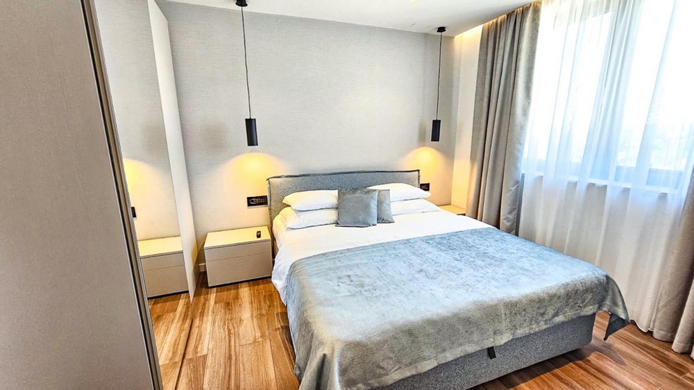 Világos hálószoba modern dizájnnal