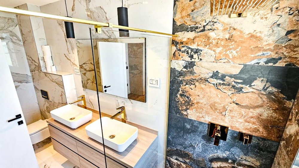 Fürdőszoba dupla mosdóval és zuhanyzóval