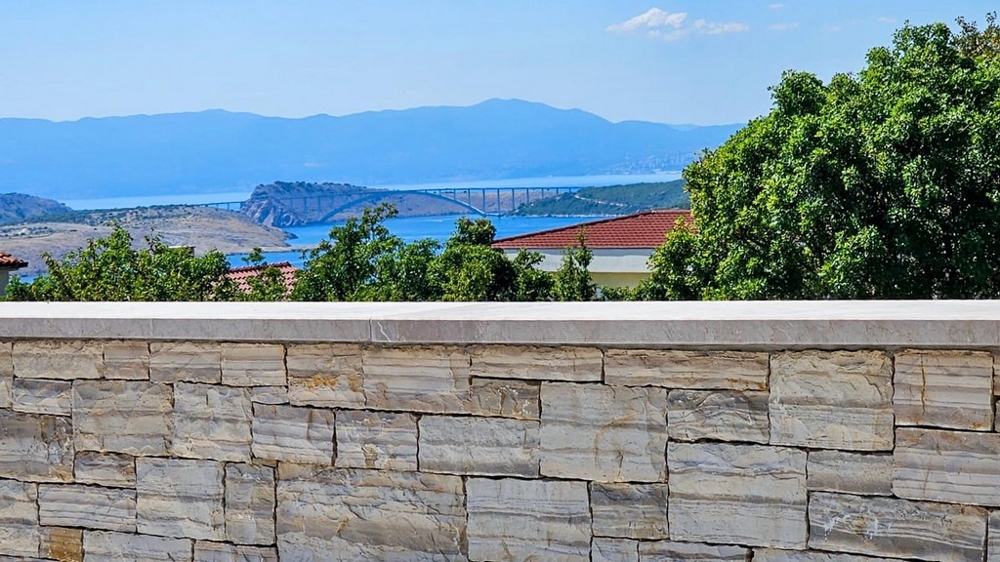 Tengerre néző kilátás a Kvarner-öböl kőfalára