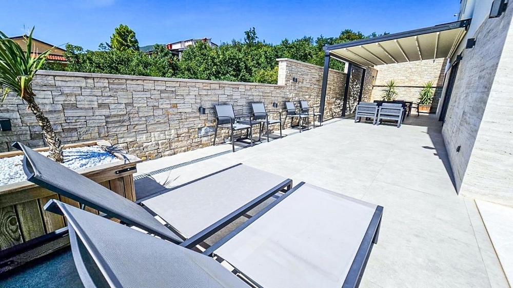 Tágas terasz nyugágyakkal