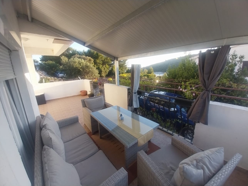 Fedett terasz a H3631 ingatlanhoz Rogoznica, Horvátország - Panorama Scouting.