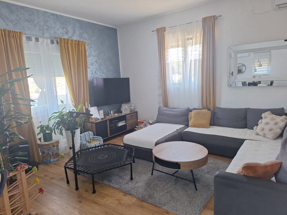 A horvátországi H3631 ingatlan bútorozott nappalija.