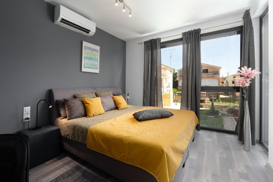 Hálószoba franciaággyal és sárga ágyneművel