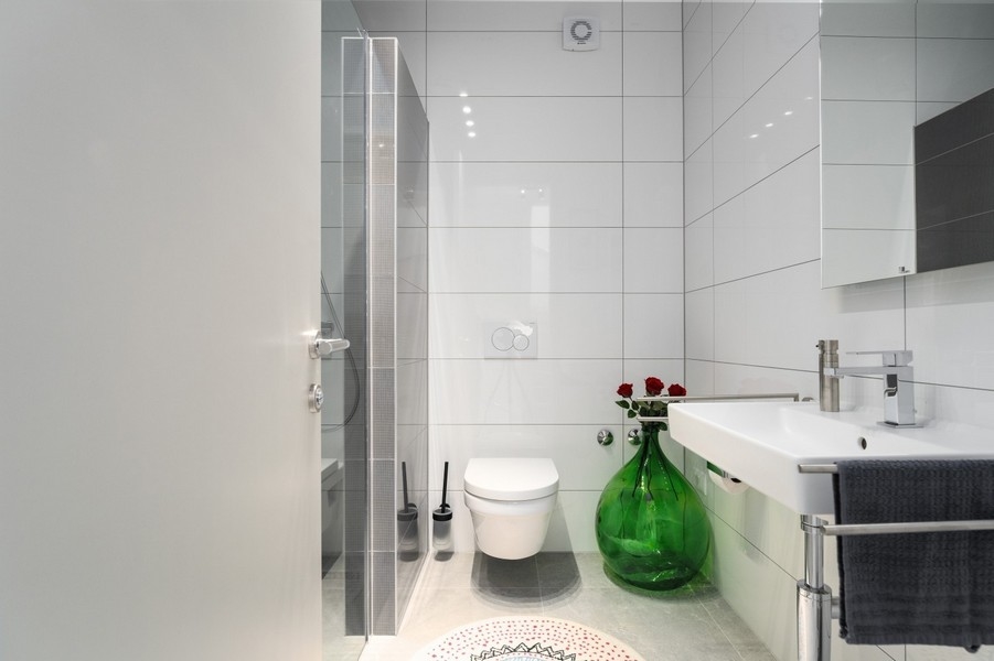 Modern fürdőszoba zuhanyzóval és WC-vel