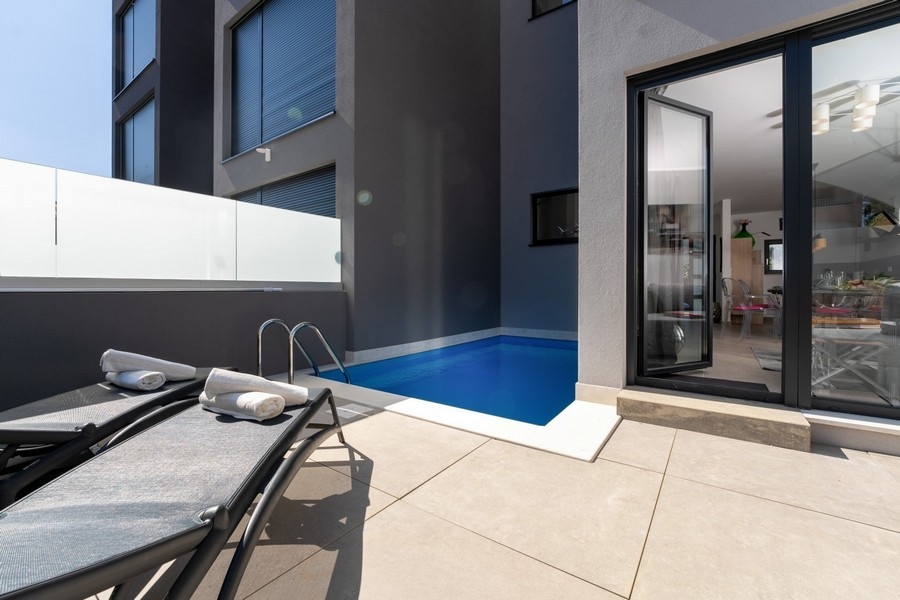 Modern ház medencével eladó Horvátországban - Panoráma cserkészet.