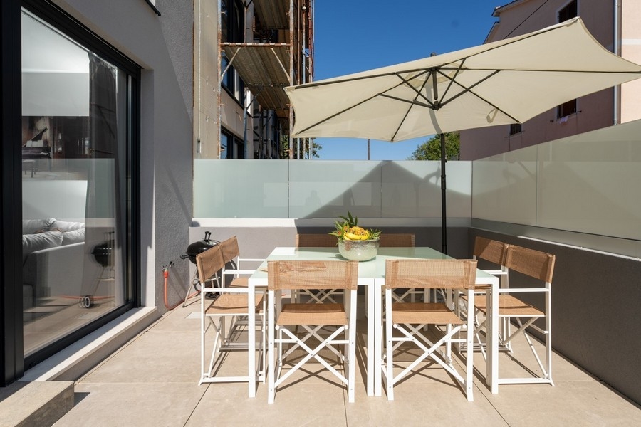 Terasz étkezőasztallal és napernyővel
