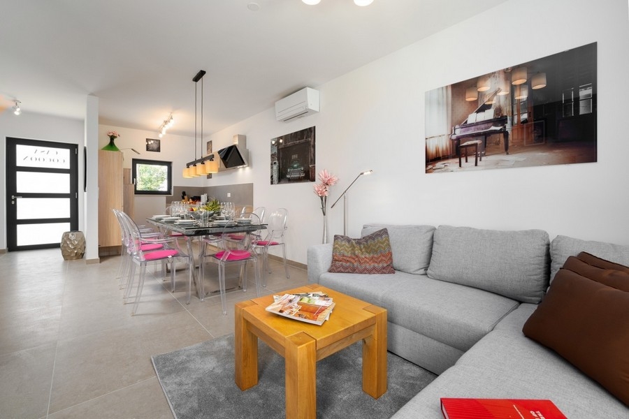 Nyitott nappali és étkező, modern bútorokkal