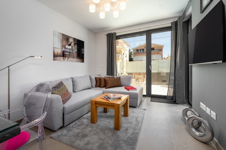 Nappali sarokkanapéval és kijárattal a teraszra