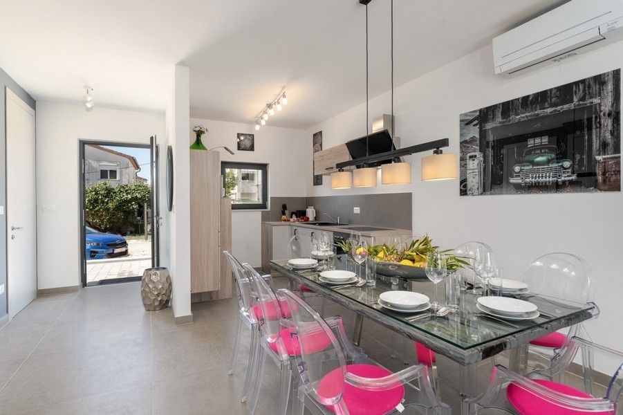 Étkező üveg étkezőasztallal és modern konyhával