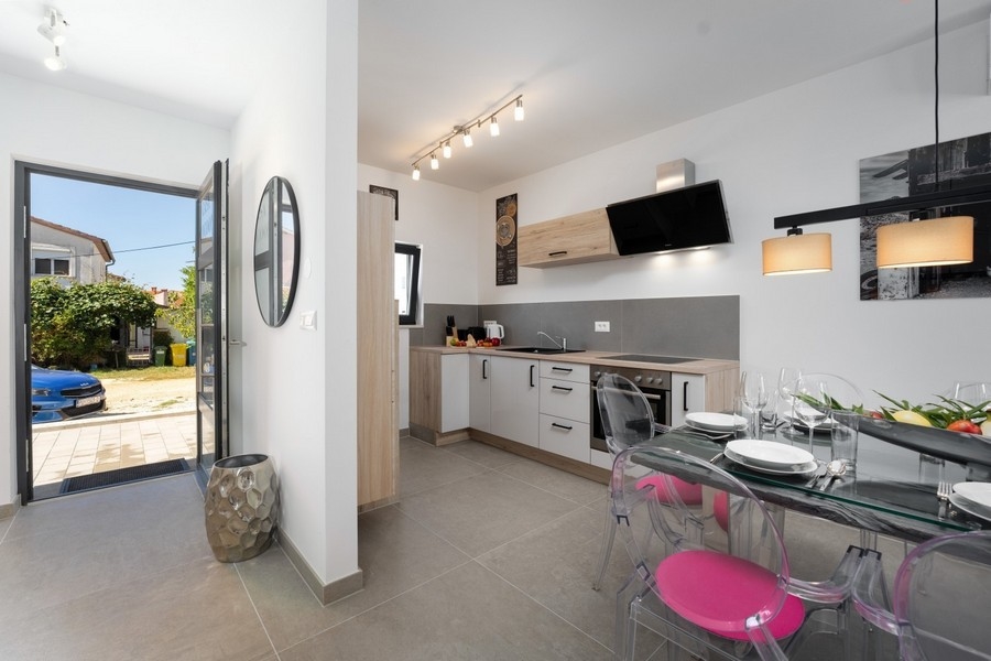 Modern felszerelt konyha, kijárattal