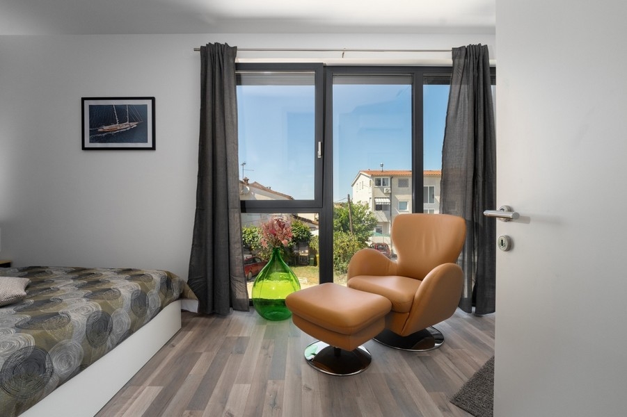 Hálószoba fotellel és nagy ablakkal