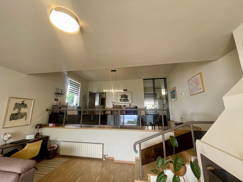 Nappali nyitott galériával és étkezővel