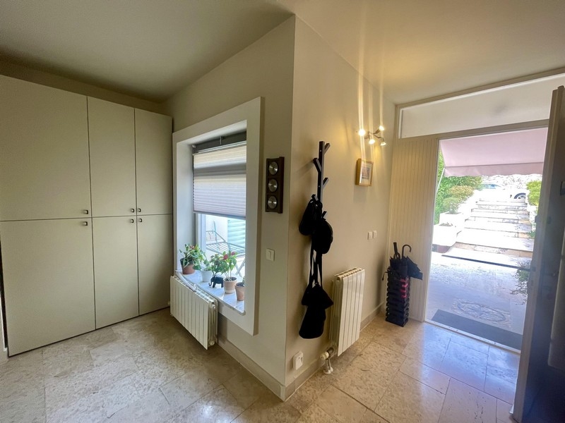 Bejárati rész gardróbbal és beépített szekrényekkel