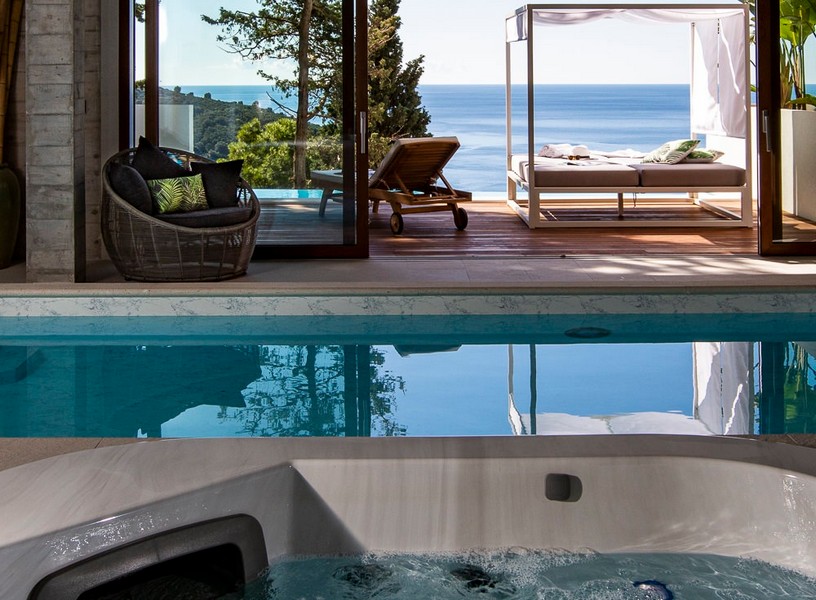Fedett medence pezsgőfürdővel, kilátással a tengerre néző napozóterasszal