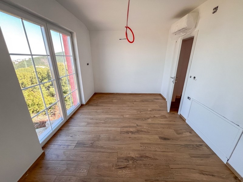 Szoba nagy ablakkal és kilátással a tengerre