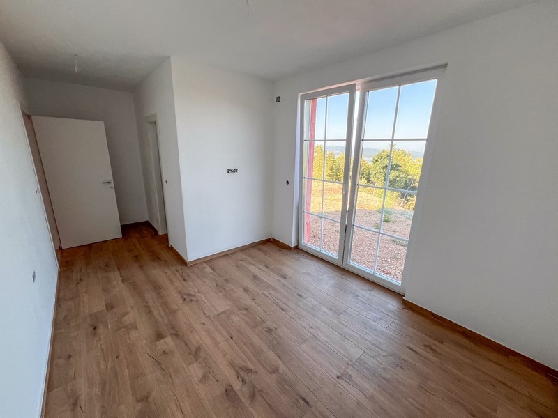 Hálószoba padlótól a mennyezetig érő ablakokkal