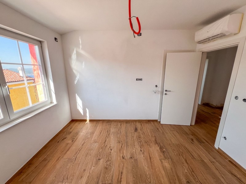 Hálószoba ablakkal és légkondicionálóval