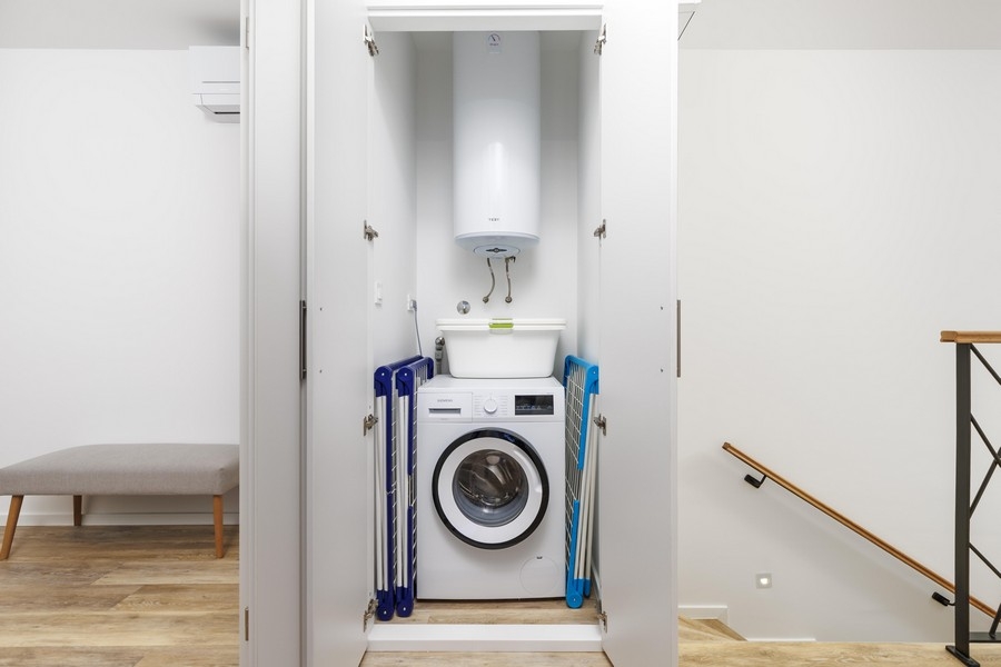 Mosógép és bojler beépített szekrényben