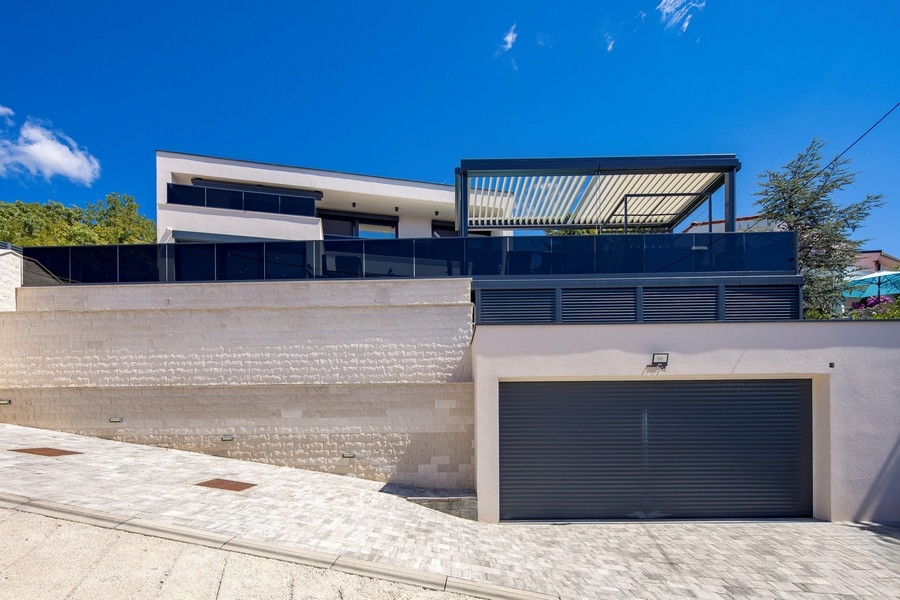 Utcára néző modern villa garázzsal