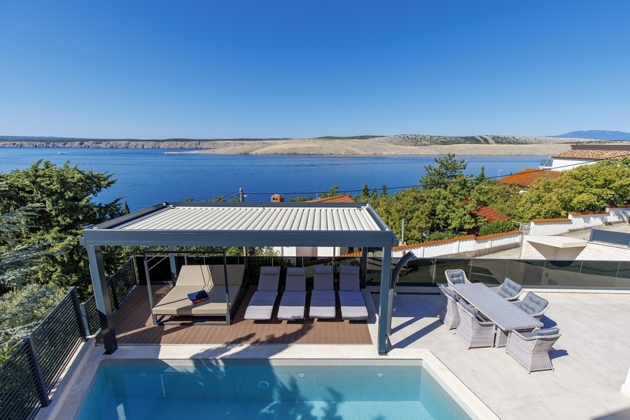 Terasz medencével, napozóágyakkal és kilátással a tengerre Jadranovóban