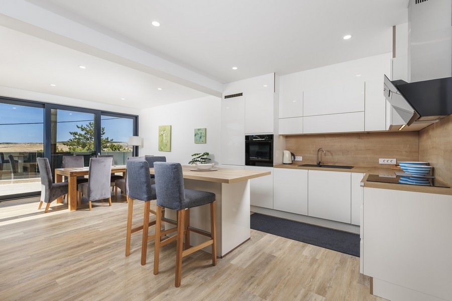 Nyitott konyha étkezővel és kijárat a teraszra