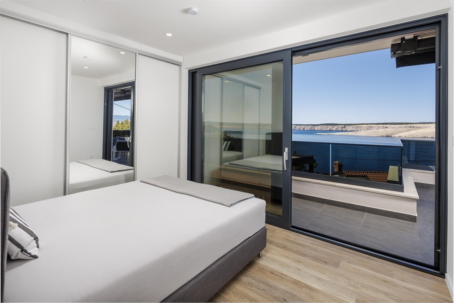 Hálószoba terasszal és kilátással a tengerre