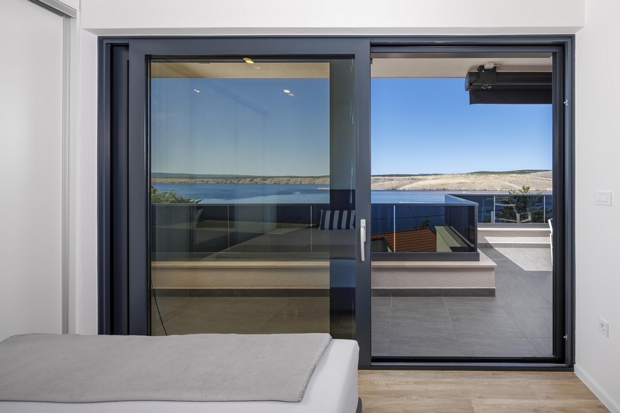Kilátás a hálószobából a teraszra és a tengerre