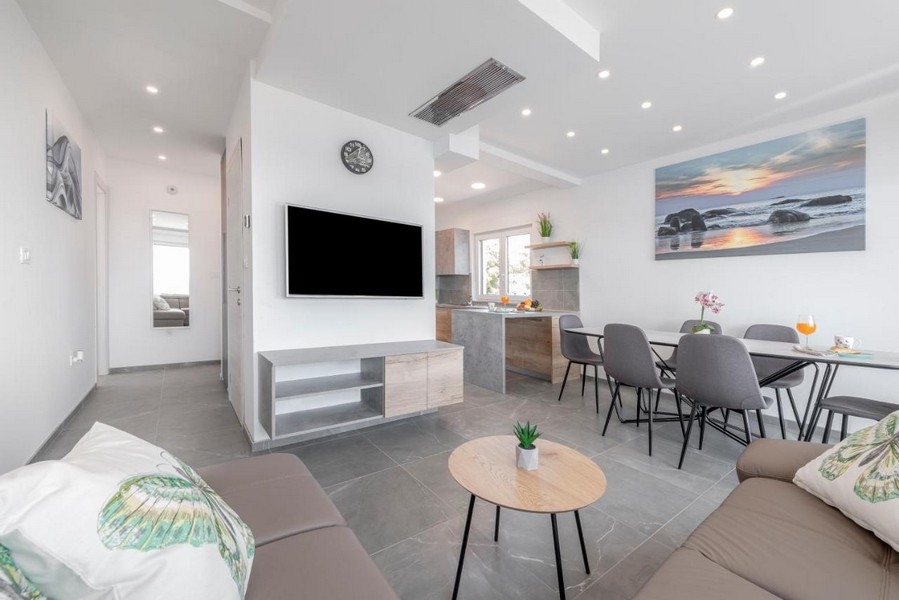 Nappali étkezővel és kilátással a teraszra