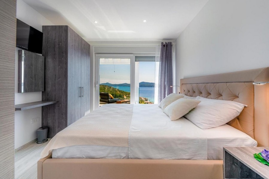 Hálószoba franciaággyal, gardróbbal és tengerre néző kilátással