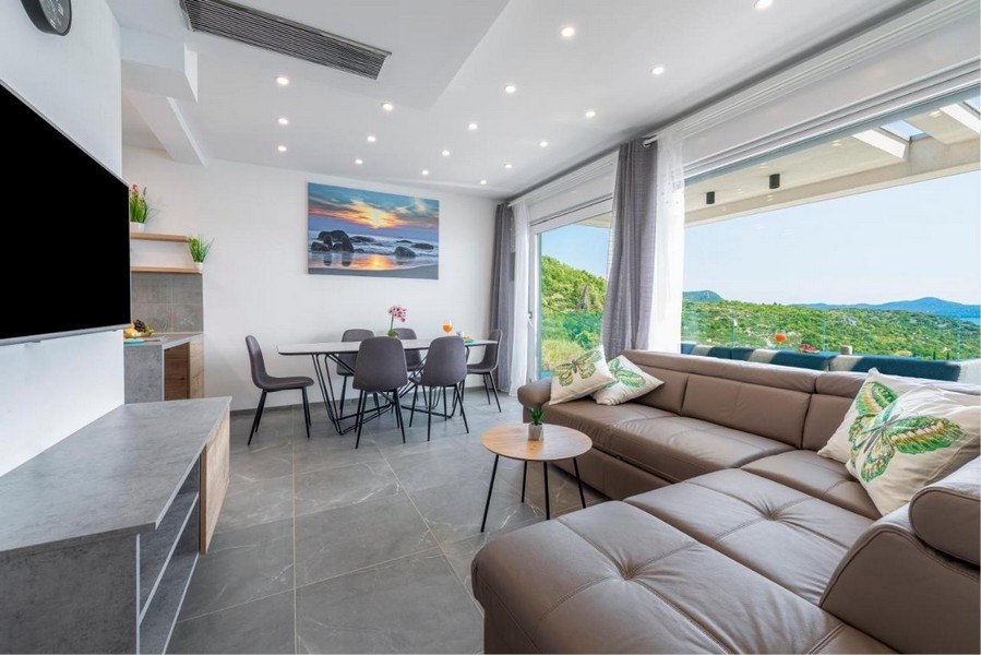 Világos nappali nagy ablakokkal és panorámás kilátással