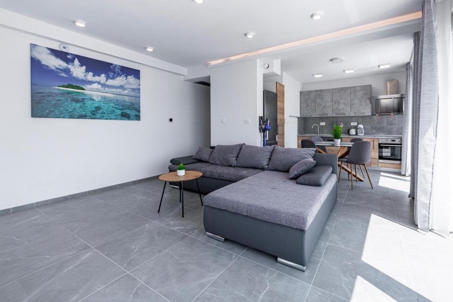 Modern nappali kanapéval és nyitott konyhával