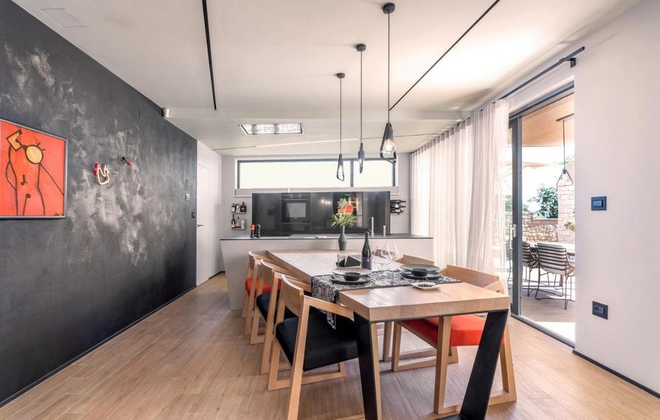 Dizájner bútorokkal berendezett étkező, teraszkapcsolattal