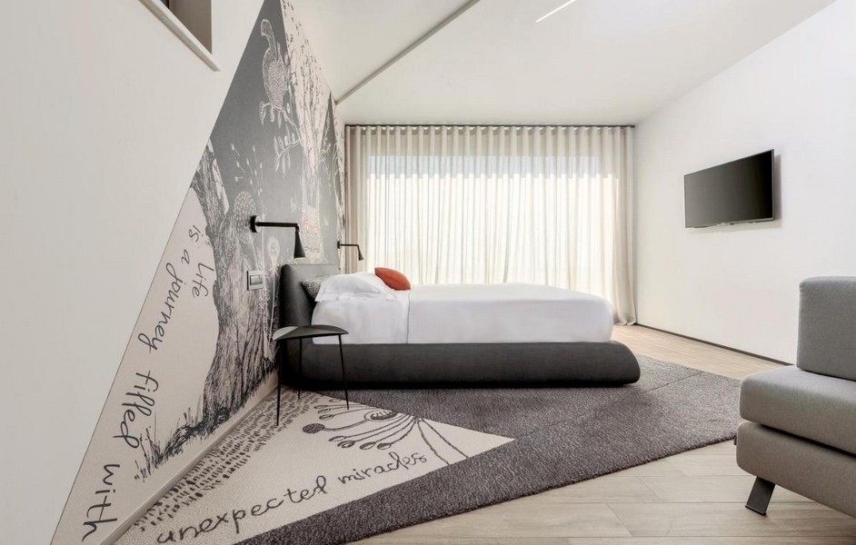 Hálószoba falakkal és nagy ablakkal