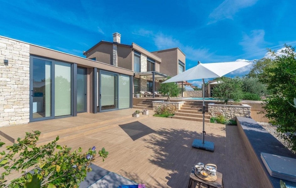 Modern villa nagy terasszal és napernyővel Umagban