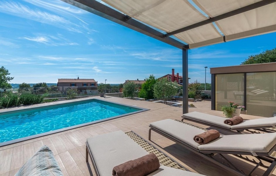 Úszómedence napozóágyakkal és kilátással a környékre