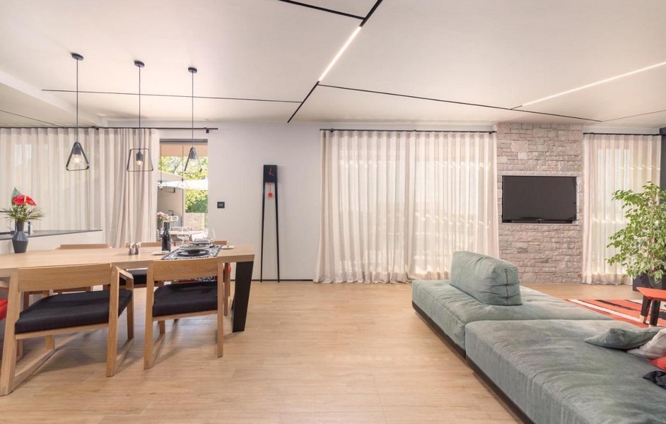 Világos nappali étkezővel és modern bútorokkal