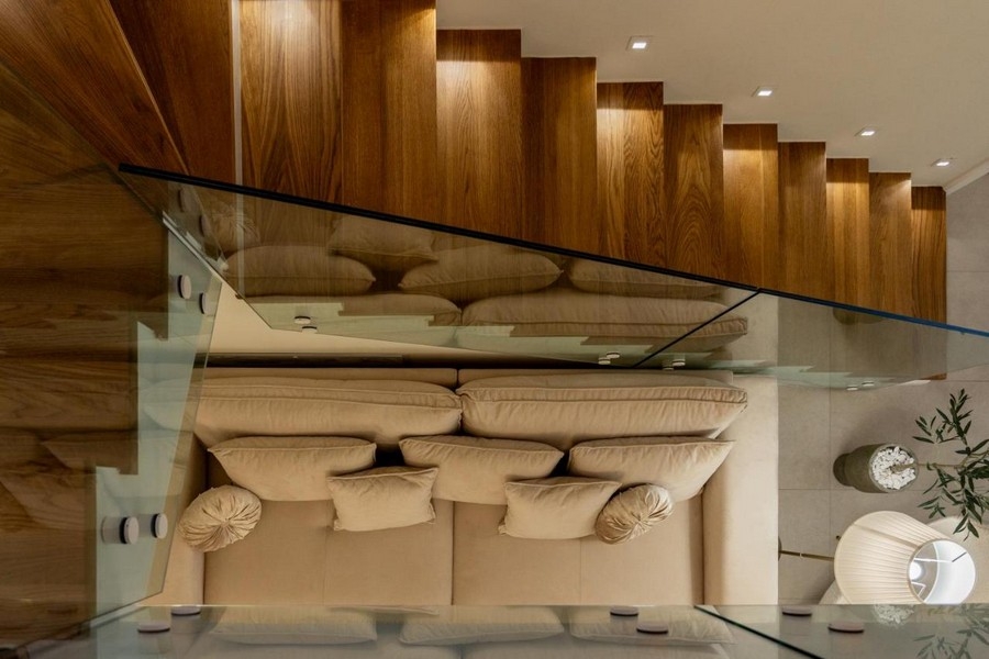 Lépcsőház falépcsőkkel és üvegkorlátokkal