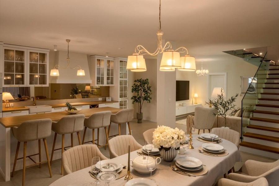 Étkező terített asztallal, kilátással a konyhára