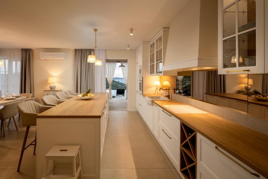Modern konyha kilátással a szigetre és a tengerre