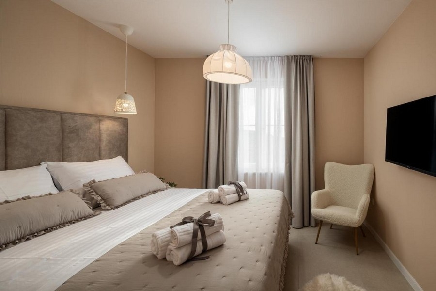 Hálószoba franciaággyal, TV-vel és fotellel