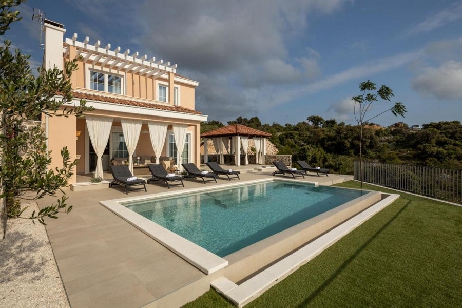 Új építésű villa medencével és fedett pavilonnal