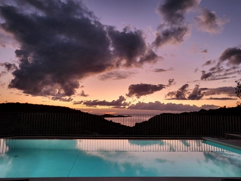 Medence, kilátással a naplementére a tenger felett